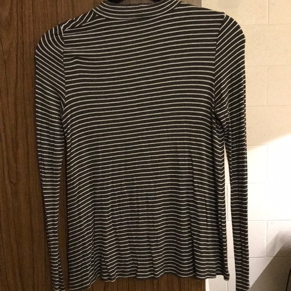 American eagle mock neck shirt with cut out - Picture 2 of 2